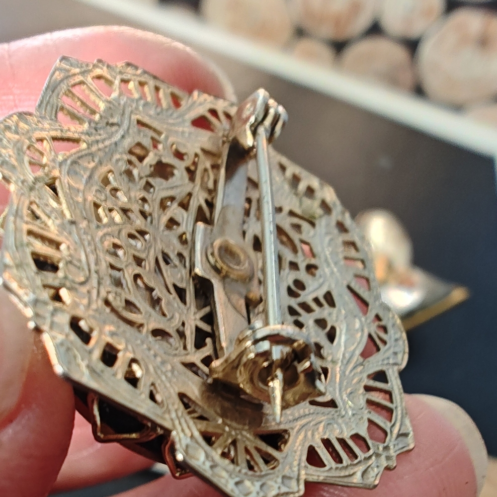 4 Gold-Tone Brooches/Pins - Picture 14 of 16